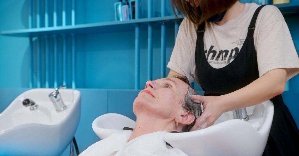 カラートリートメント使用後の頭皮や髪の状態を確認している様子