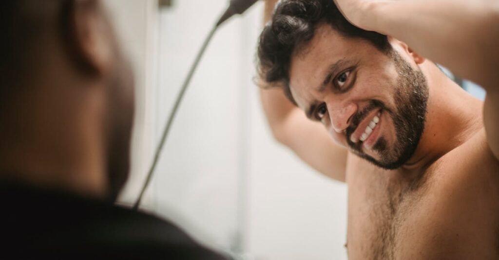 髪のボリュームやベタつきに悩む男性のイメージ画像