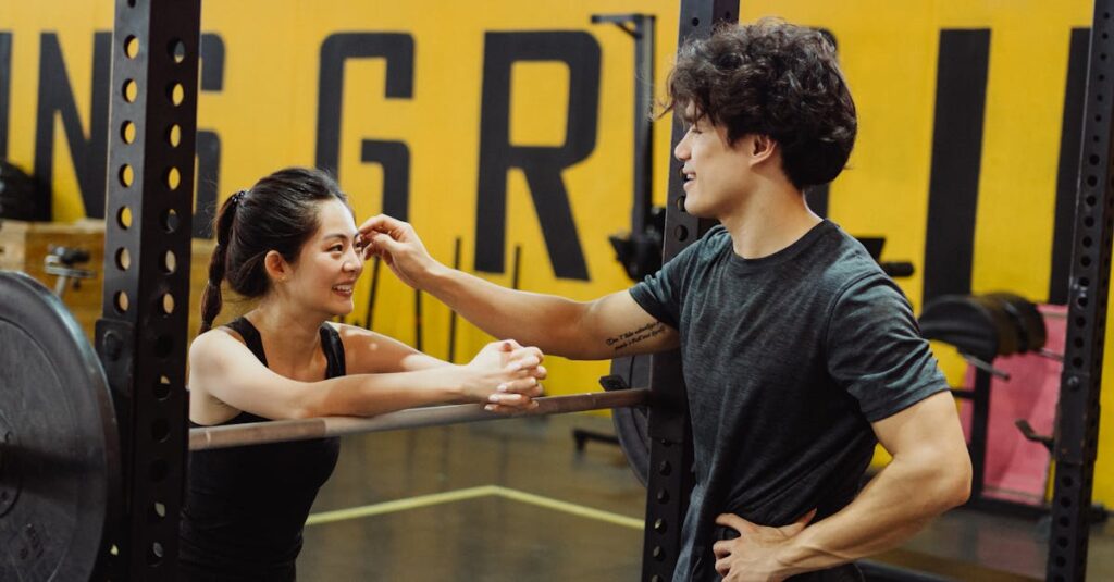 ジムとマルコのボディメイクの違いを比較し、継続しやすさの面でマルコに優位性があることを示すイメージ