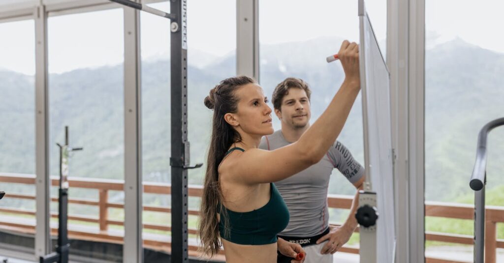 各ジムの雰囲気やトレーナーの接客態度を比較するシーン