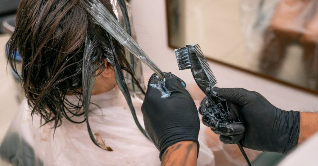 カラートリートメントの前に髪を準備している様子