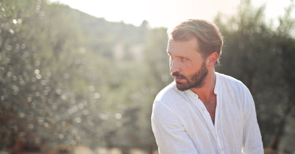 シトラス系の香りでリラックスする男性