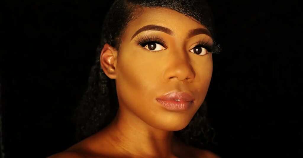 肌のトーンが明るくなり透明感を実感している女性のイメージ