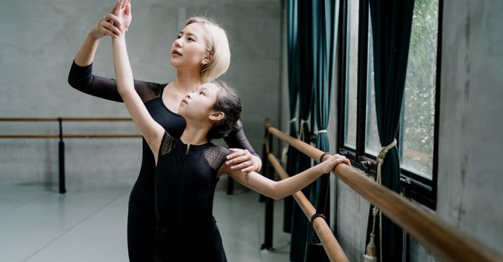 レッスン前にインストラクターと話す女性。不安を相談しやすい雰囲気のダンス教室