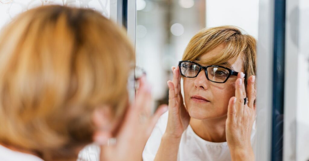 スキンケアを試す前の不安を抱える女性とお試しセット