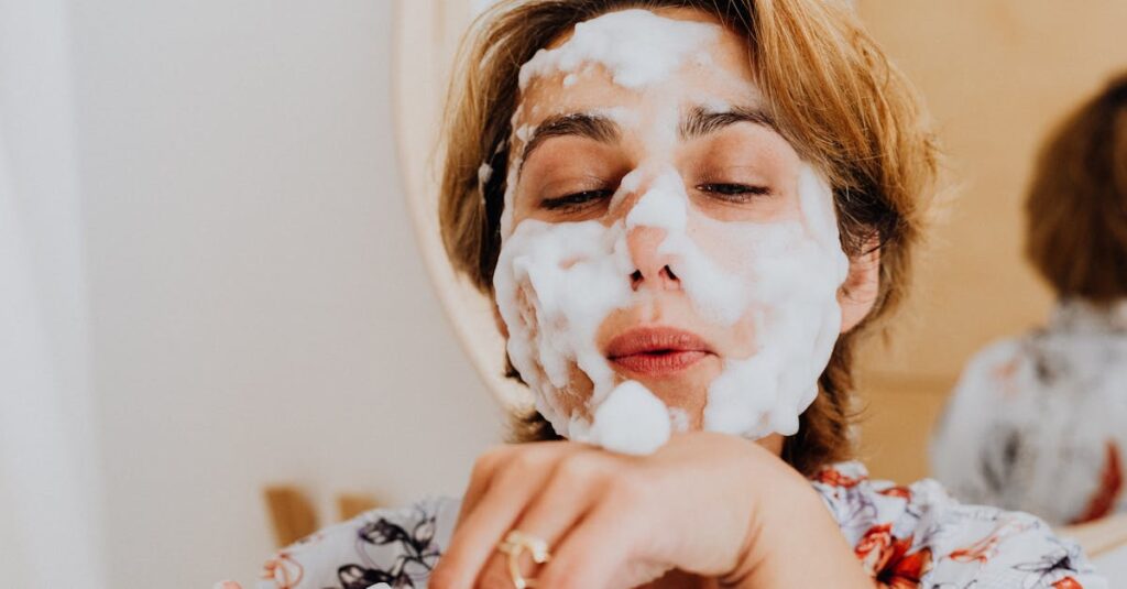 洗いすぎによる肌への悪影響を説明する女性