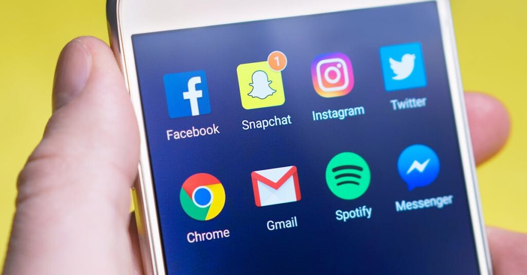 スマートフォン上でSNSレビューを確認するユーザーのイメージ