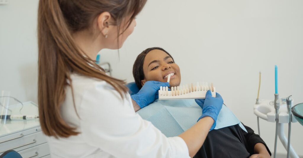 透明なマウスピースで目立たず矯正するスマイルモア矯正の様子