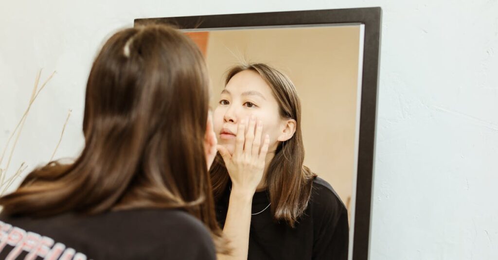 自分の肌を鏡でチェックしながら変化を感じている女性のイメージ