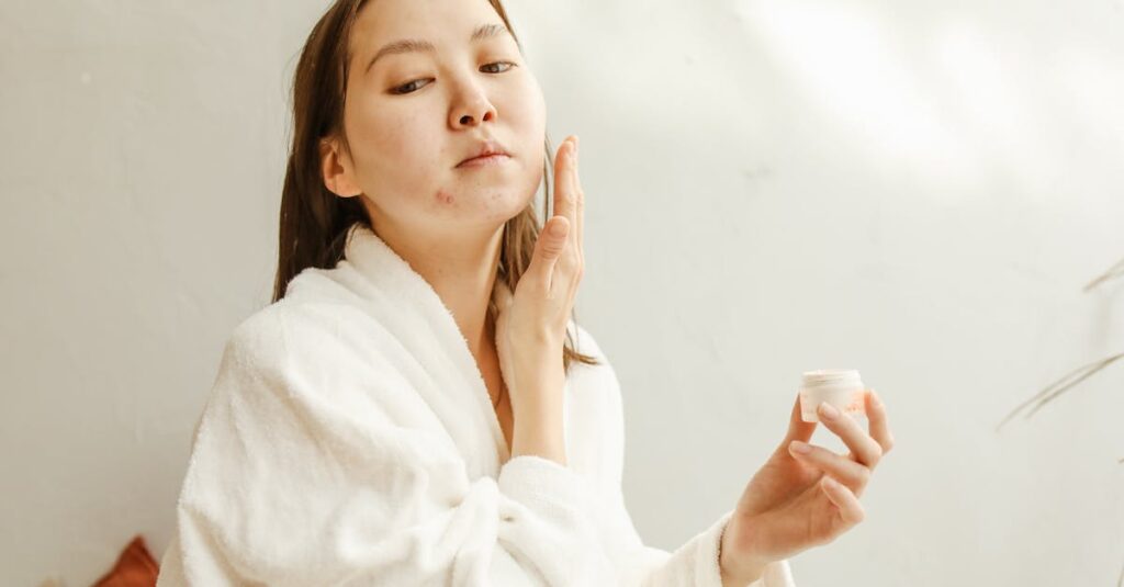 スキンケア製品の正しい使い方を実演する女性。洗顔から保湿までのステップが丁寧に説明されているイメージ