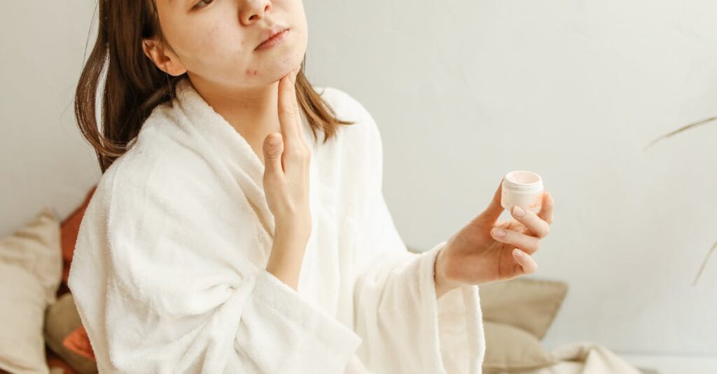 サリチル酸を使ったニキビケア成分のイメージ。角質ケアや毛穴洗浄の作用が視覚的に表現されている