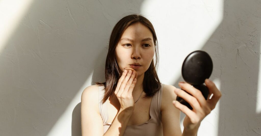 ドクターズコスメに対して不安を感じている女性のイメージ