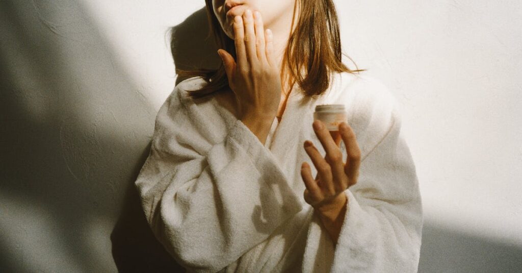 朝起きて肌のしっとり感とハリを実感する女性のイメージ