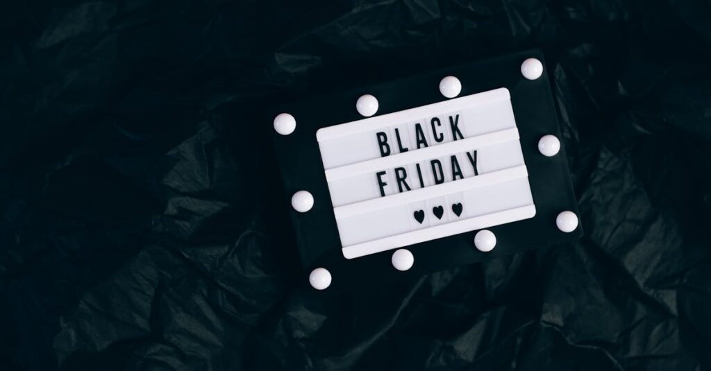 オルビス公式サイトの限定特典をチェックする男性