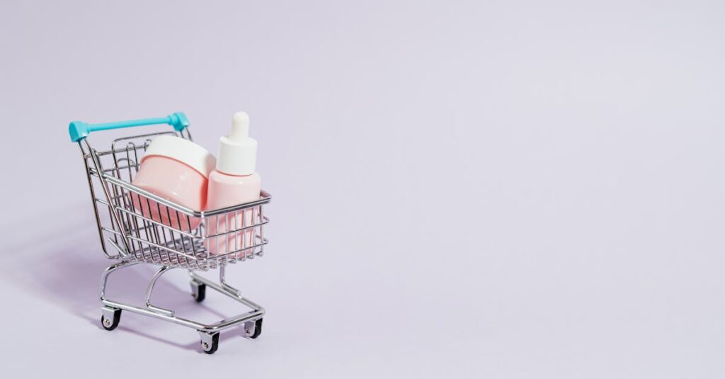 スキンケア商品をオンラインで購入しようとしている女性のイメージ