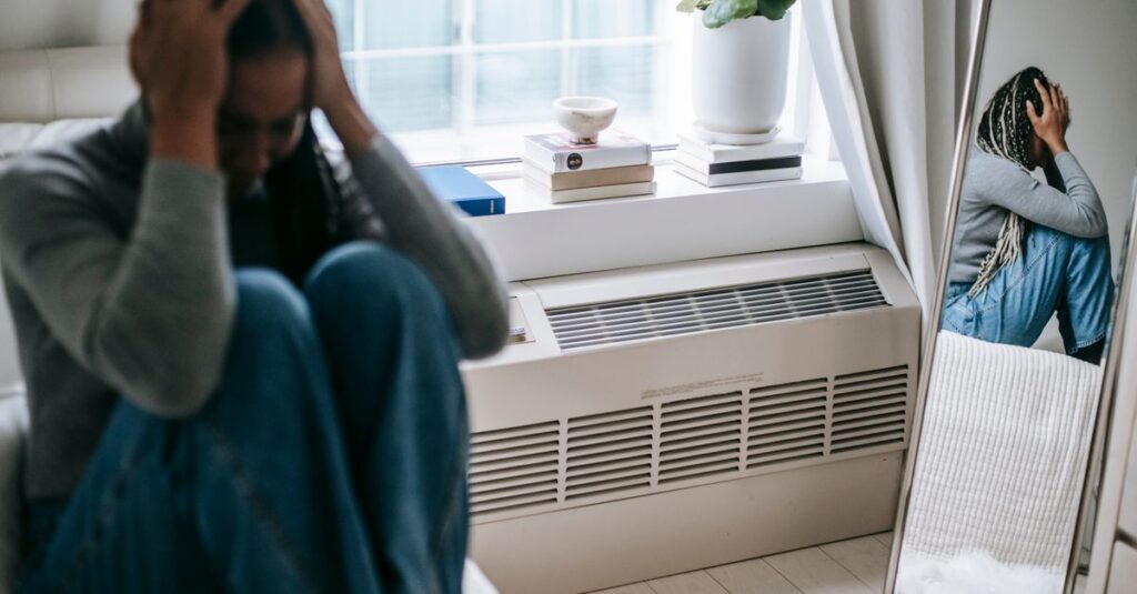 鏡を見ながらシミやくすみを気にしている30代女性のイメージ