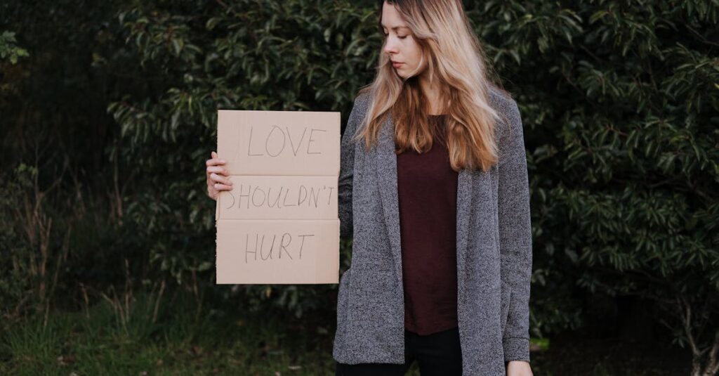 毛穴や乾燥に悩む女性が鏡を見る様子