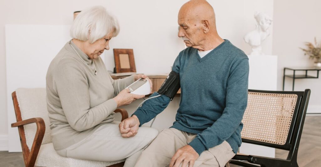 髪のボリュームや頭皮のベタつきに悩む男性の様子