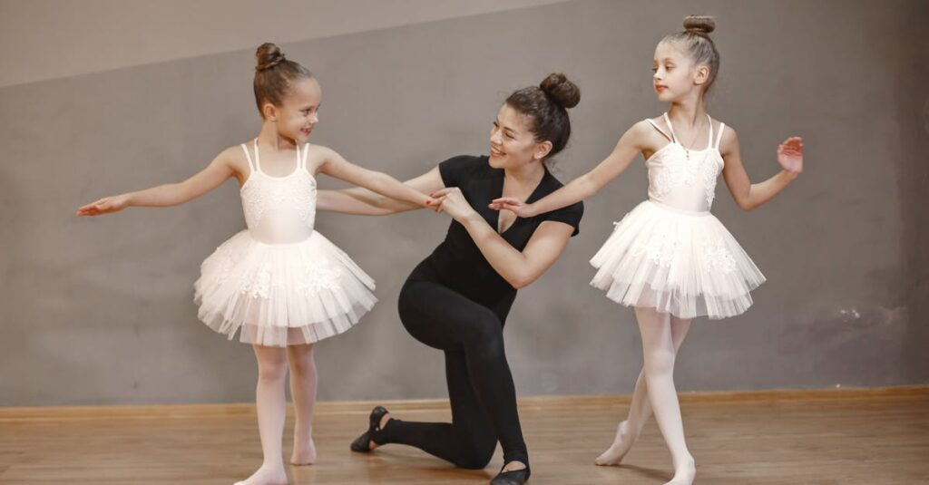 生徒同士が仲良く笑顔で話しているダンススタジオの雰囲気。明るく協力的な空気感