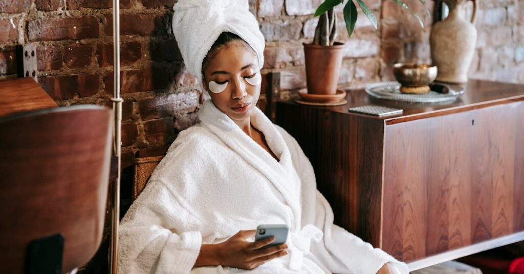 スマートフォンでスキンケア商品を購入する女性のイメージ