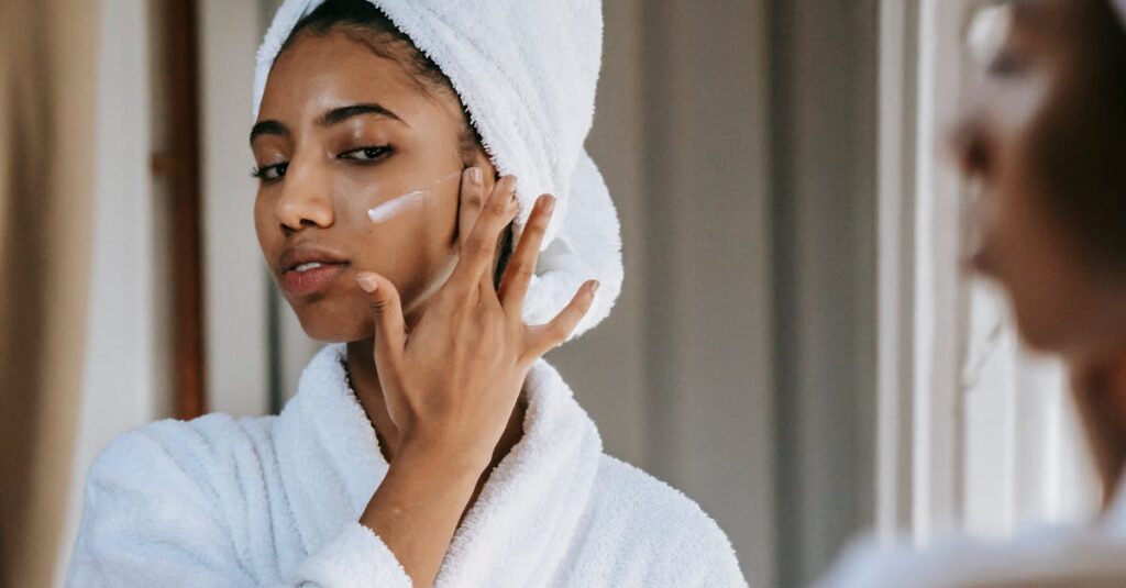 敏感肌の女性が刺激の少ないスキンケアを使用して安心しているイメージ