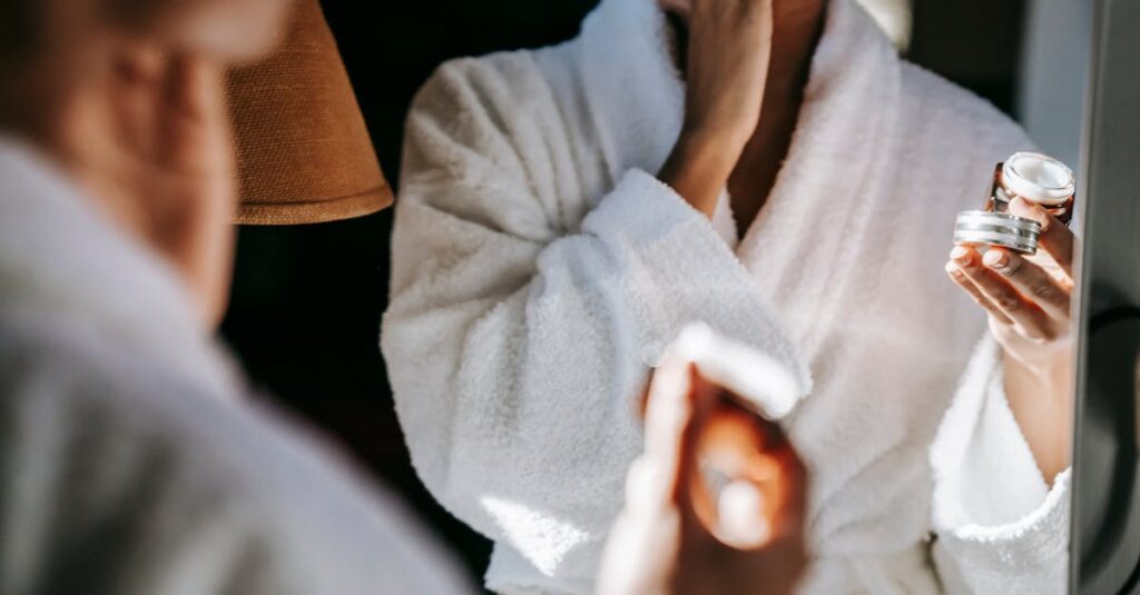 朝起きて肌のしっとり感とハリを実感する女性のイメージ