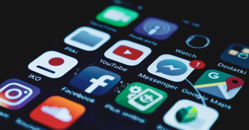 SOELUアプリの操作画面と予約・通知など便利機能を表現するイメージ画像