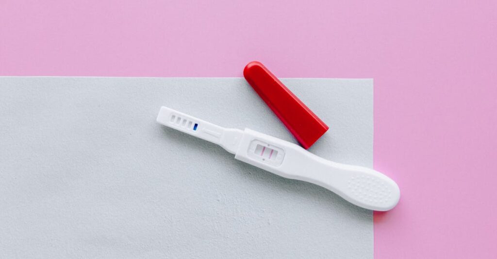 マイナチュレを使用して髪の色を確認する女性の様子