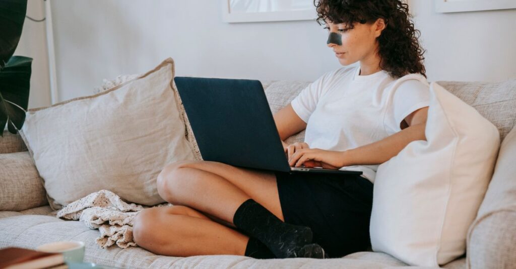 スマートフォンでスキンケア商品を購入する女性のイメージ