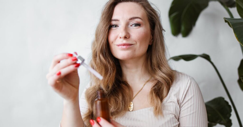 トライアルキットの内容と価格に満足している女性のイメージ