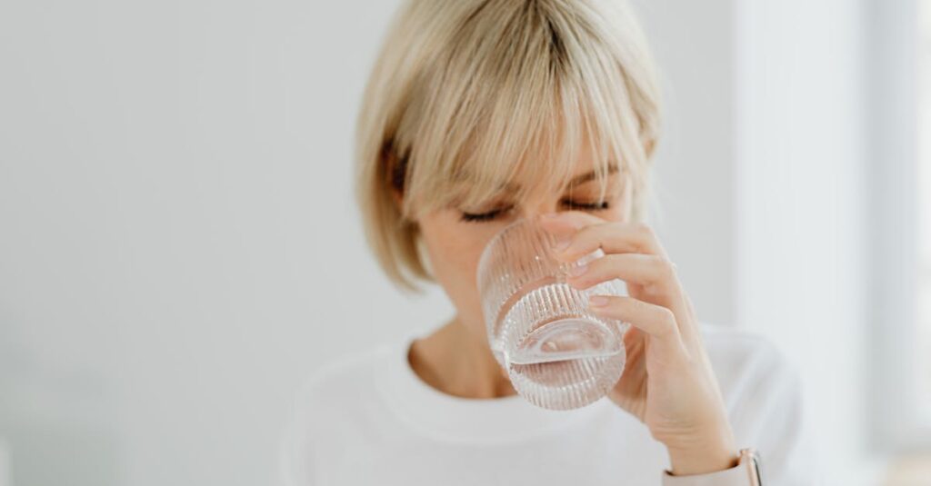 仕事や育児で忙しい現代人が手軽に美と健康を保つために水を飲む様子
