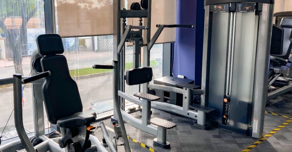 パーソナルジムとプライベートジムのトレーニング環境の違いを表すイメージ