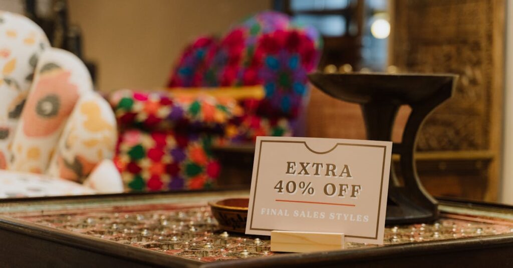 オルビス公式サイトの限定特典をチェックする男性