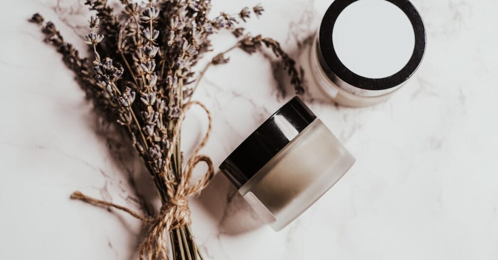 スキンケアトライアルキットの使用後に満足して判断を下す女性のイメージ