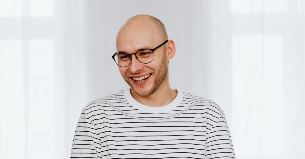 ヘアケアに満足し自信にあふれる男性