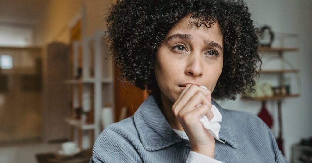 思ったより染まらなかったと不満そうな女性のイメージ