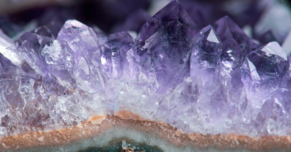 日田天領水と他のシリカウォーター製品を比較した棒グラフや製品ボトルの一覧