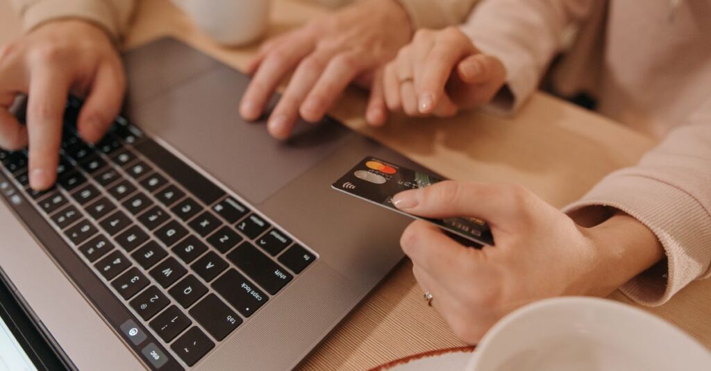 アスタリフトのコラーゲンドリンクを店頭と通販で比較している図解イメージ。