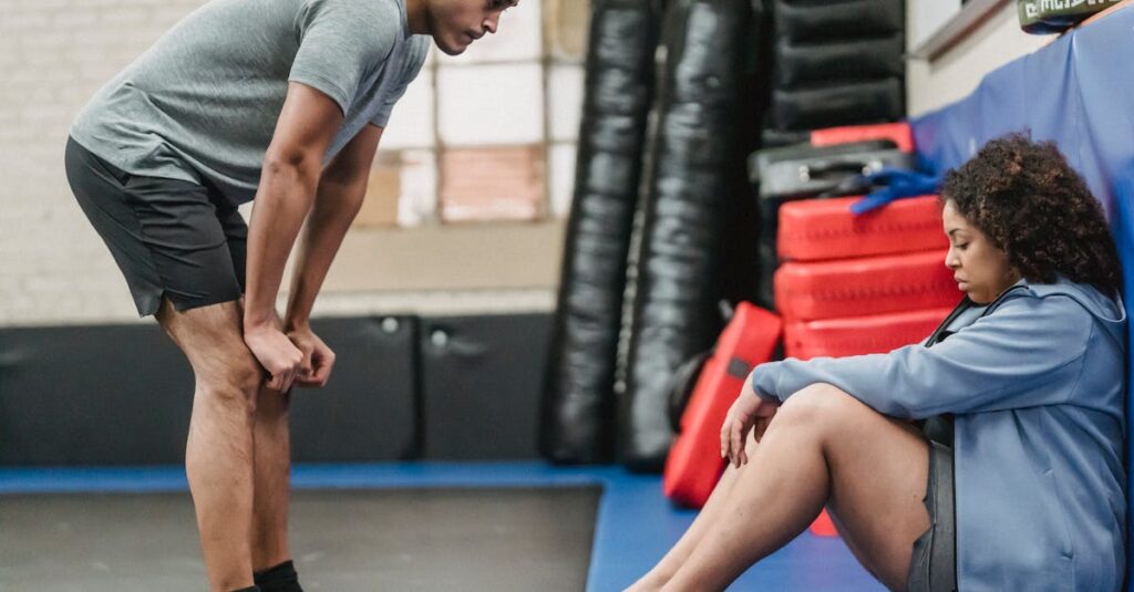 BEYONDのパーソナルトレーナーが顧客を励ます様子