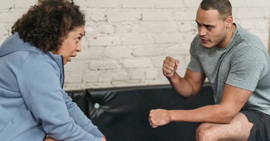 BEYONDのパーソナルトレーナーが顧客を励ます様子