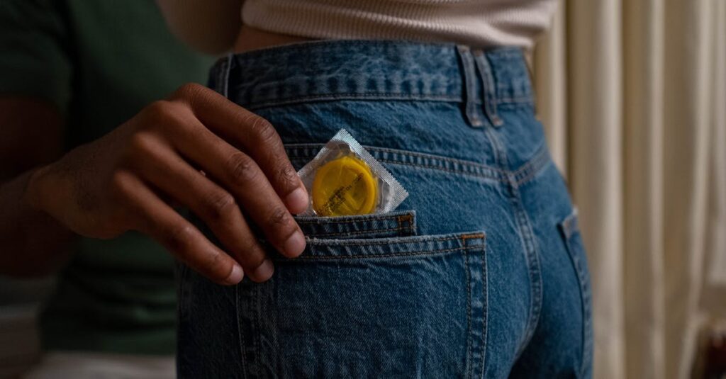 リスクなくスキンケアを試せることを表現したイメージ。笑顔で商品を受け取る若者の姿