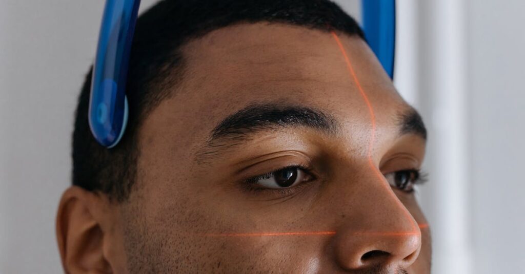 リゼクリニックの医療脱毛について解説するイメージ画像。料金や効果、口コミなどを知る女性の姿