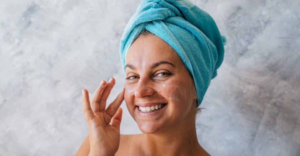 朝起きたときに肌がしっとりと整っている女性のイメージ