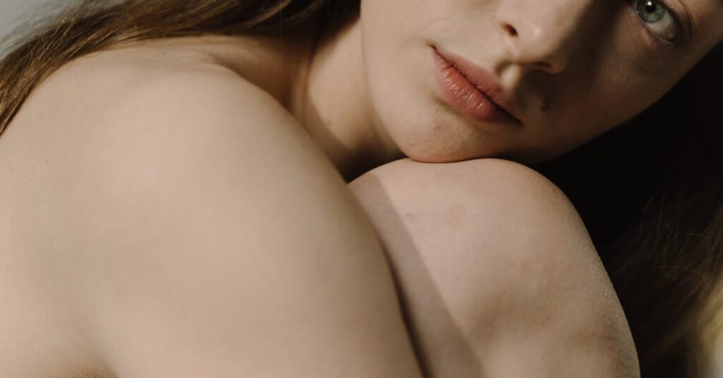 ファンデ不要の美肌を目指す女性の自然な表情