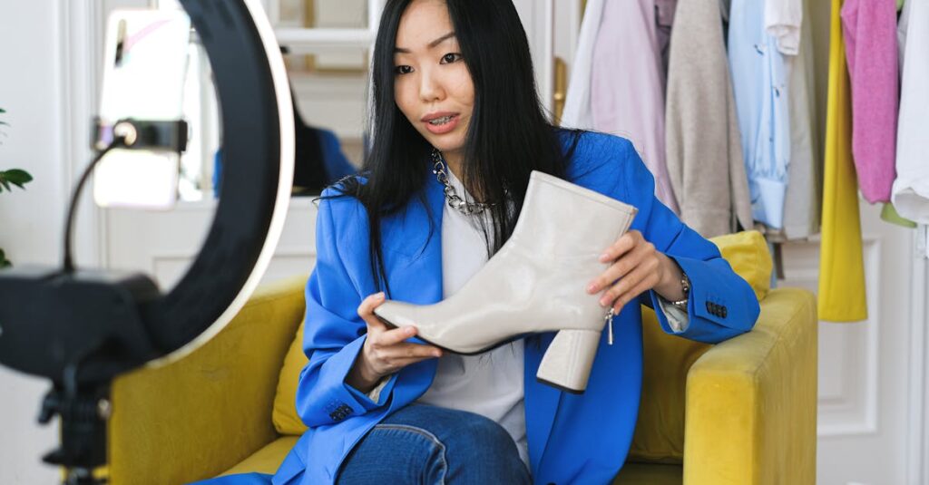 スマートフォン上でSNSレビューを確認するユーザーのイメージ