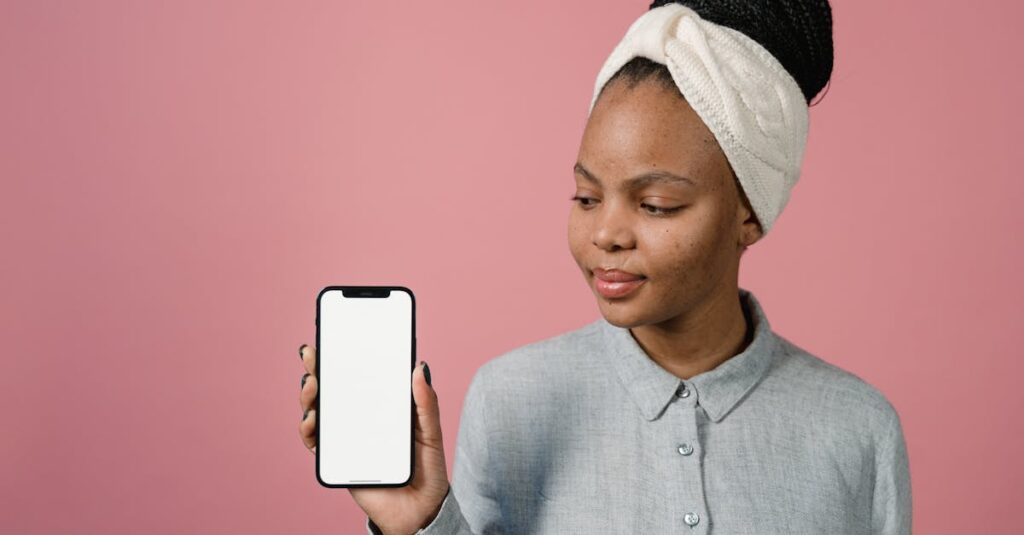 スマートフォンでスキンケア商品の口コミを見ている女性のイメージ