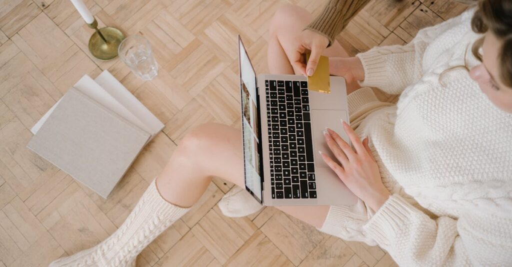 アスタリフトのコラーゲンドリンクを店頭と通販で比較している図解イメージ。