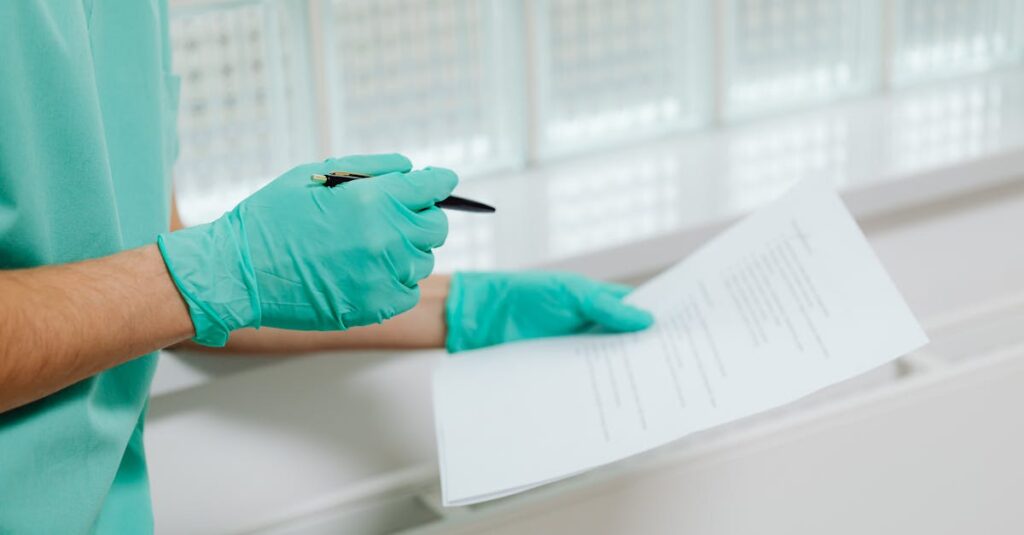 ディセンシア使用中にピリつきや刺激がないかを確認している様子の写真