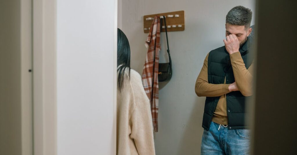 髪のボリュームやベタつきに悩む男性のイメージ画像