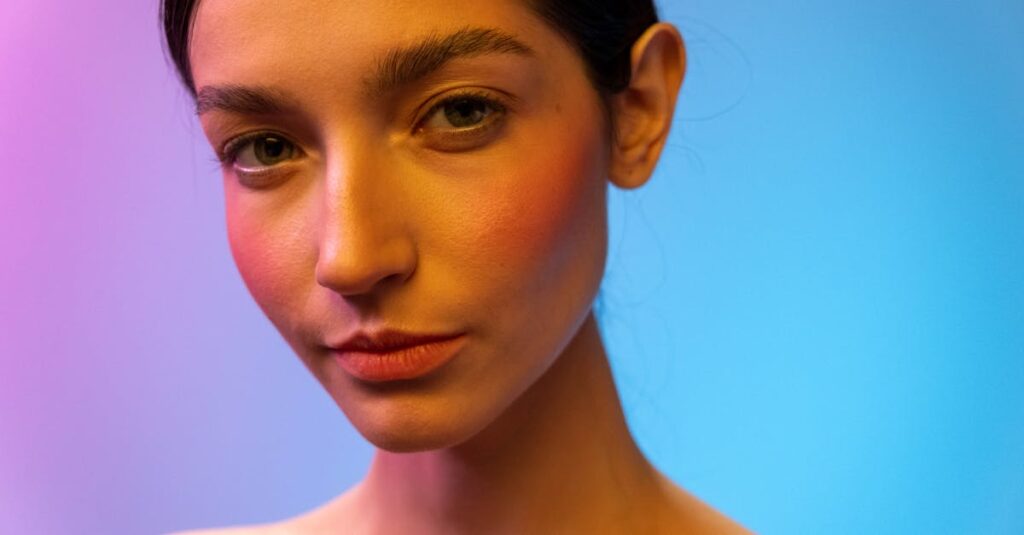 肌のトーンが明るくなり透明感を実感している女性のイメージ